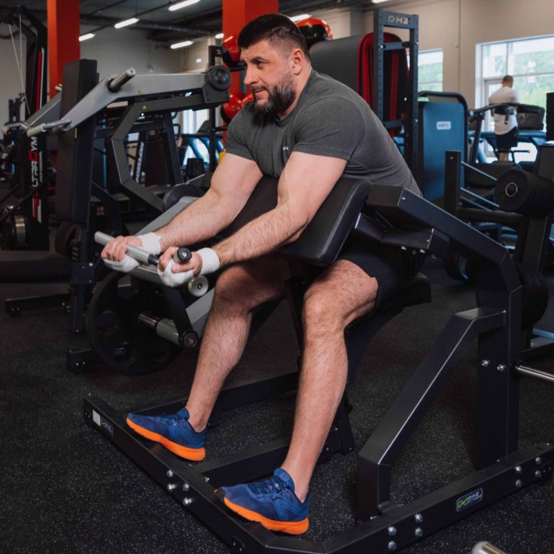 Тренажер Бицепс-машина сидя, рычаги серые DHZ D970