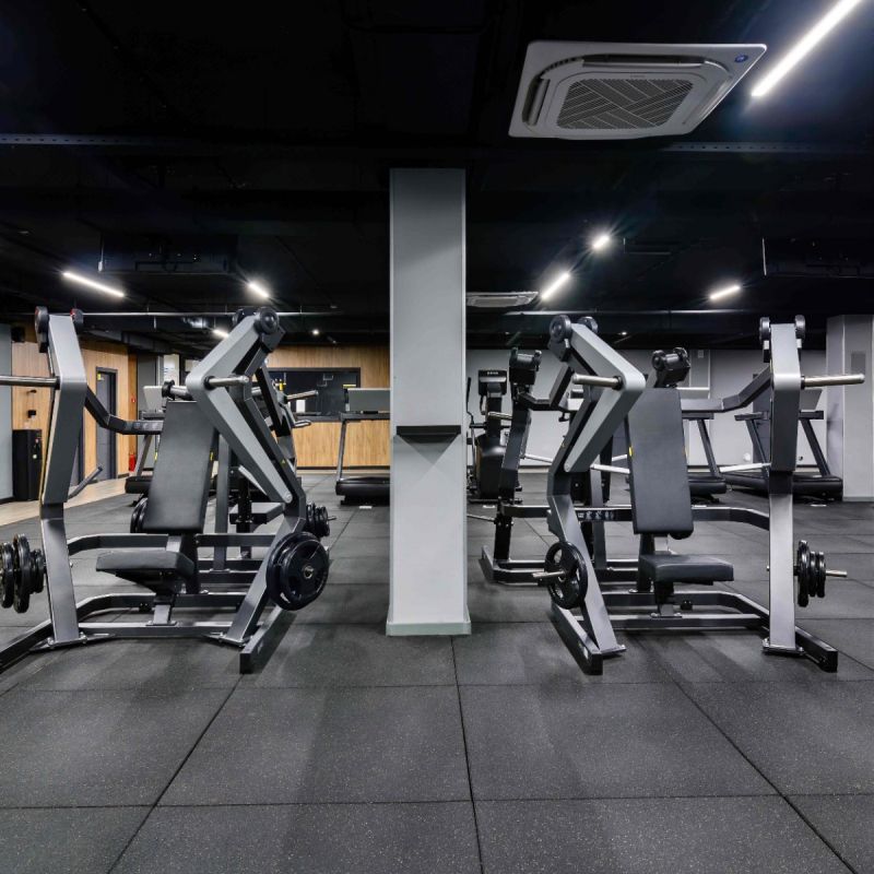 Тренажер Широкий жим от груди, рычаги серые DHZ D910