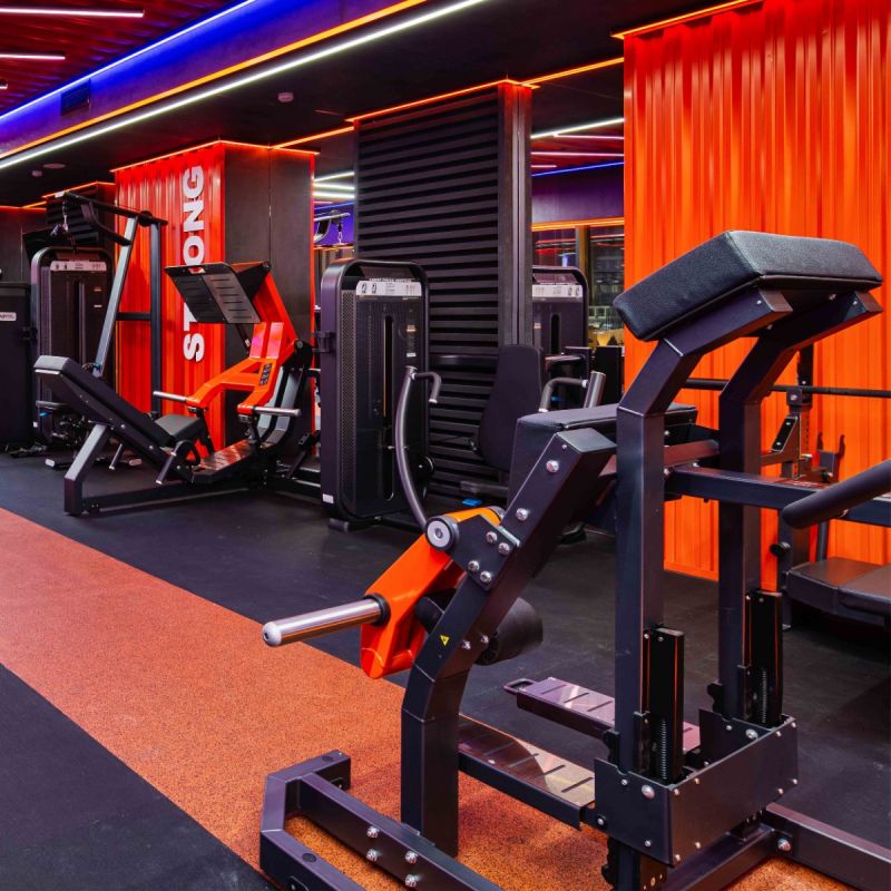 Тренажер Сгибание ног стоя, рычаги серые DHZ D955