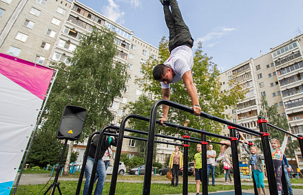 Воркаут-площадка во дворе дома